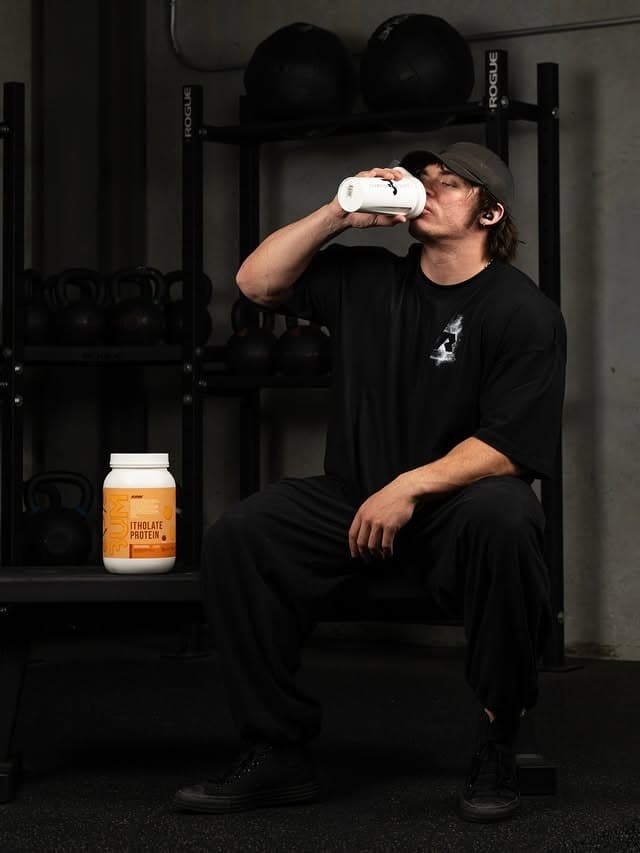 Atleta tomando un batido junto a RAW Itholate Protein